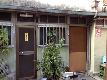 売春街 黒白の家